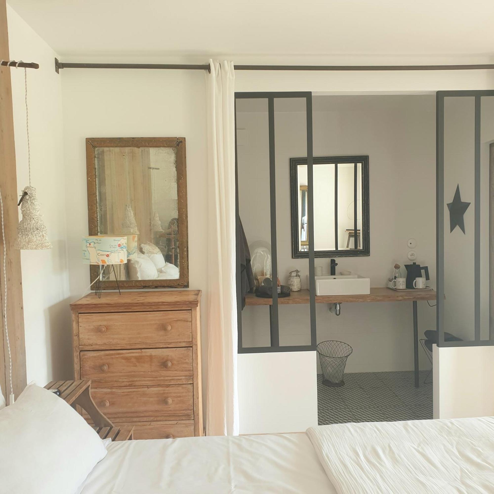 Par Hasard Ou Pas Bed and Breakfast Saint-Martin-aux-Chartrains Exteriör bild